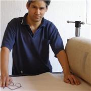 Profesor de arte imparte clases a alumnos adolescentes y adultos